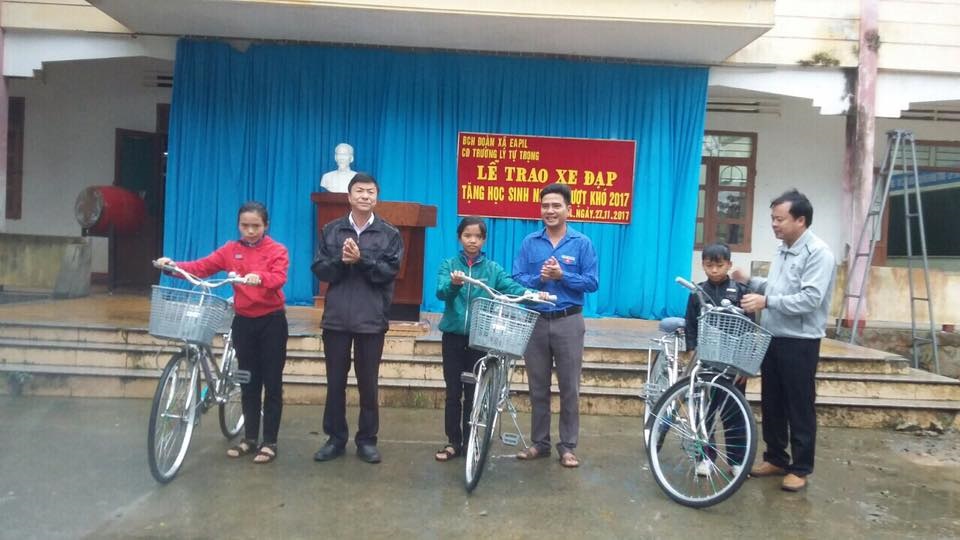 Đoàn xã Ea Pil, huyện M’Drắk trao tặng 10 xe đạp cho học sinh nghèo vượt khó năm 2017